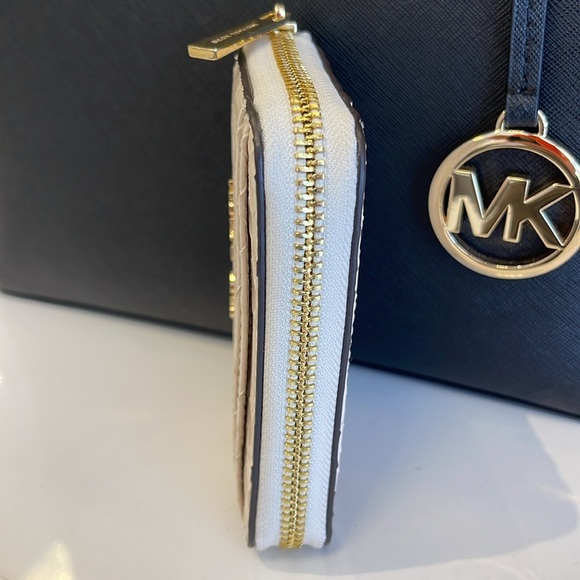 Michael Kors Women Medium Zip Around Card Case Coin Pouch Wallet Light Cream
NWT - Picture 3 of 16